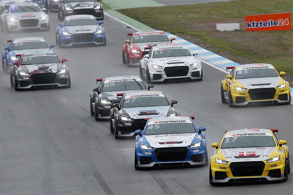 Nicolaj Møller Madsen i front af feltet med Audi TT cup #17
(Foto: Audi)